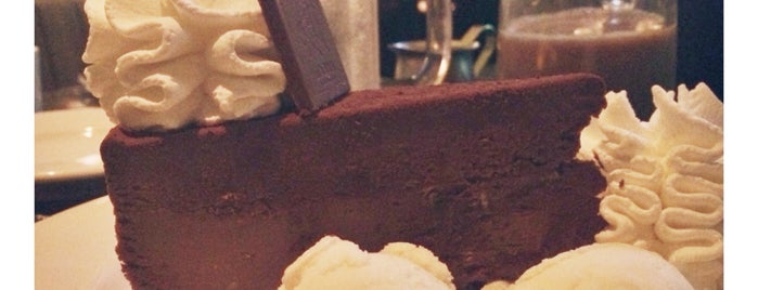 The Cheesecake Factory is one of Berenice 님이 좋아한 장소.