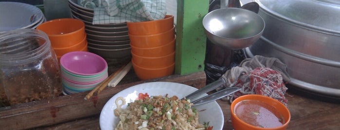 Pangsit Mi Ayam Gang Setan is one of Culinary of Surabaya.