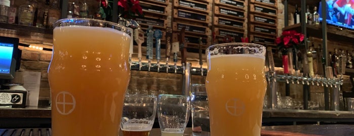 Centennial Crafted Beer & Eatery is one of Lieux qui ont plu à Damon.