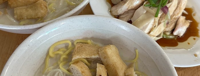 Hot Bowl White Curry Mee is one of Bib Gourmand (Michelin Guide Malaysia).