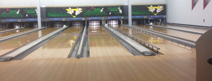 Bolling AFB Bowling Alley is one of Char’s Liked Places.