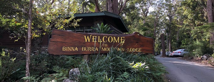 Binna Burra Mountain Lodge & Campsite is one of Caitlin'in Beğendiği Mekanlar.