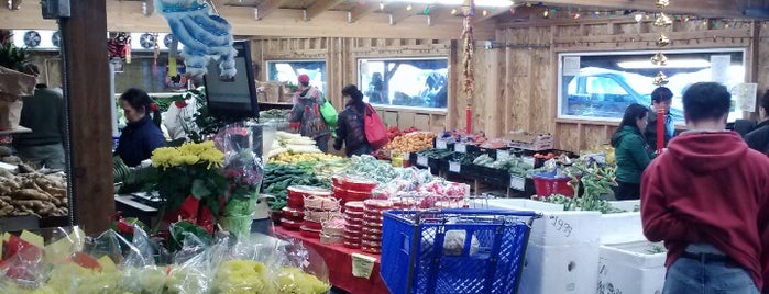 Lam's Seafood Market is one of Tempat yang Disukai Jim.