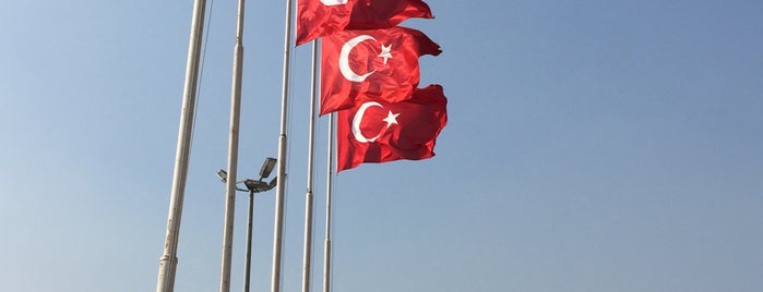 Demokrasi Meydanı is one of İzmir - Tarihi Yerler Ve Gezilecek Noktalar.