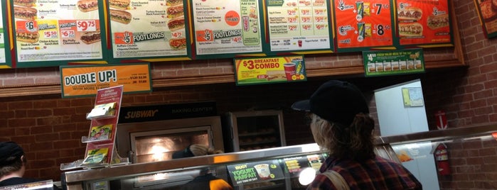 Subway is one of Lugares favoritos de Jake.