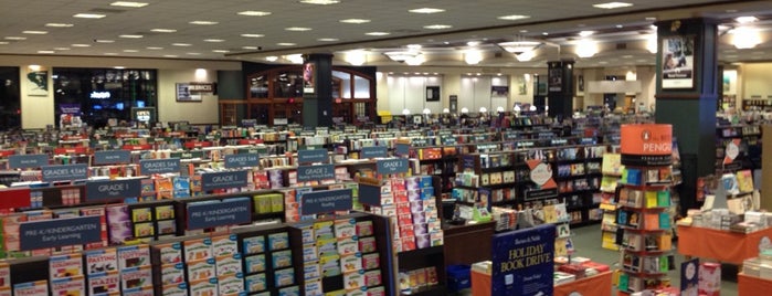 Barnes & Noble is one of Tempat yang Disukai Divya.