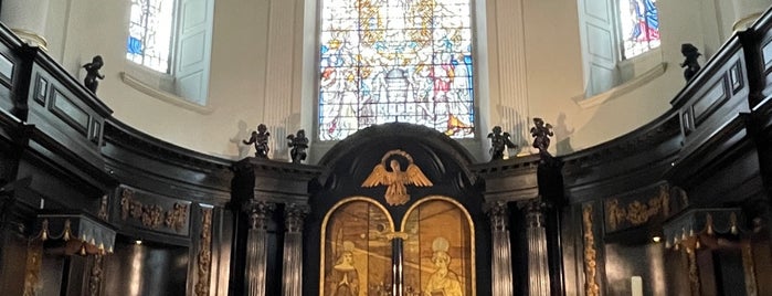 St Clement Danes is one of London.