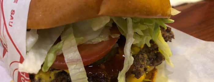 Fatburger is one of Lugares favoritos de Carl.