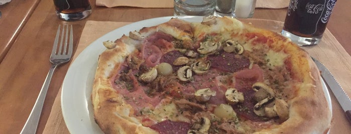 Pizzeria Il Centro is one of Locais curtidos por Ian.