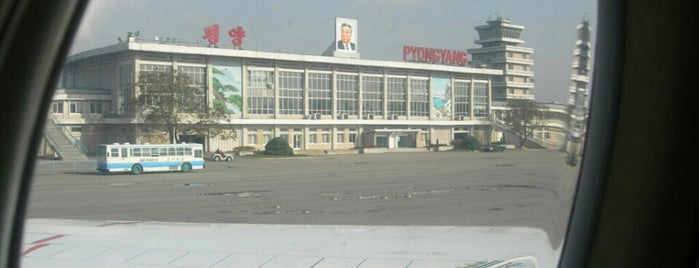 平壌国際空港 (FNJ) is one of Pyongyang 평양.