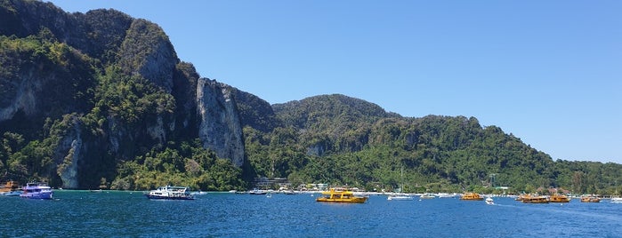 Phi Phi Islands is one of Lugares favoritos de Pınar.