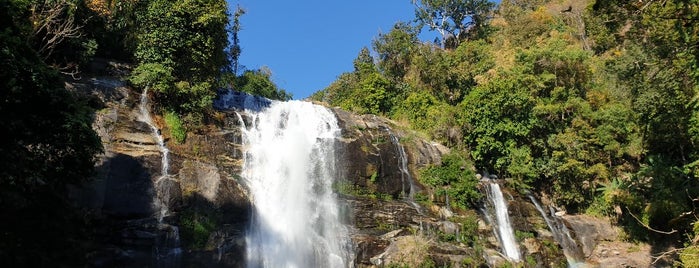 Wachirathan Waterfall is one of Lugares favoritos de Pınar.