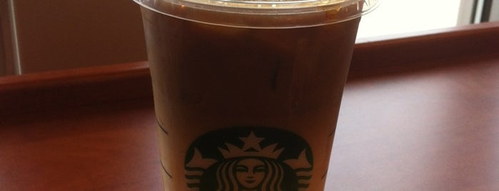 Starbucks is one of Charlotteさんのお気に入りスポット.
