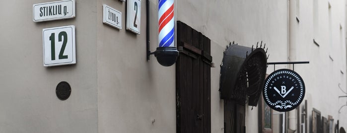 Barber Shop is one of Tempat yang Disukai Tom.