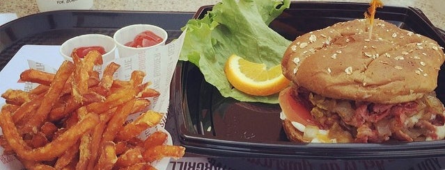 The Habit Burger Grill is one of R'ın Kaydettiği Mekanlar.