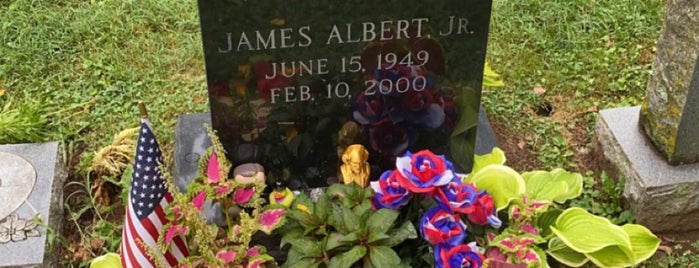 Jim Varney's Grave is one of Route 62 Roadtrip.