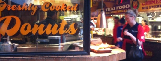 Donut Cafe is one of Lugares favoritos de J.