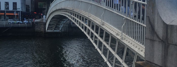 The Ha'penny (Liffey) Bridge is one of Posti che sono piaciuti a Tero.