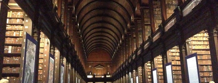 Trinity College Old Library & The Book of Kells Exhibition is one of Lugares favoritos de Tero.