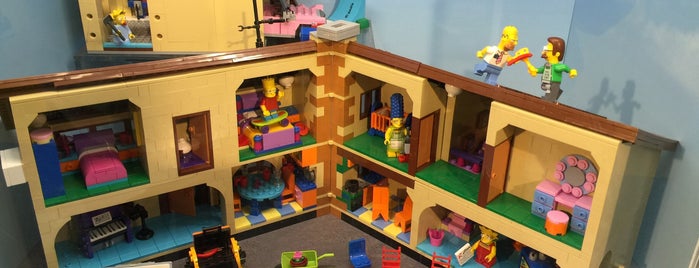 The LEGO Store is one of Orte, die Emily gefallen.
