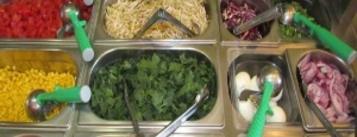 Salad Green is one of Desayunirris🍳🍎🍌.