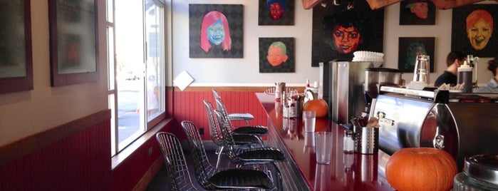 Dolores Park Cafe is one of Lugares favoritos de Mark.