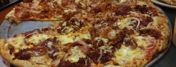 Bravos Pizza is one of Lugares favoritos de Luis.