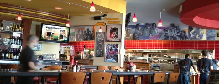 Red Robin Gourmet Burgers and Brews is one of Tempat yang Disukai Chuck.
