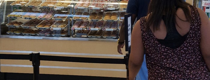 Krispy Kreme Doughnuts is one of Lugares favoritos de Kelly.