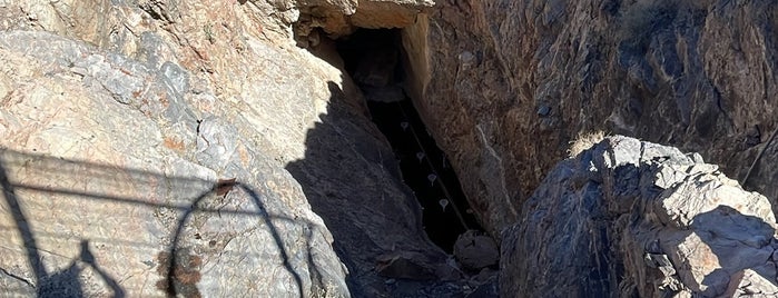 Devil's Hole National Park is one of Desert Places.