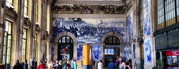 Estação Ferroviária de Porto-São Bento is one of Fantas.