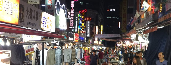 Namdaemun Market is one of Tempat yang Disukai Ugur Kagan.