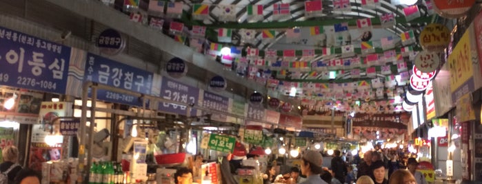 Gwangjang Market is one of Tempat yang Disukai Ugur Kagan.