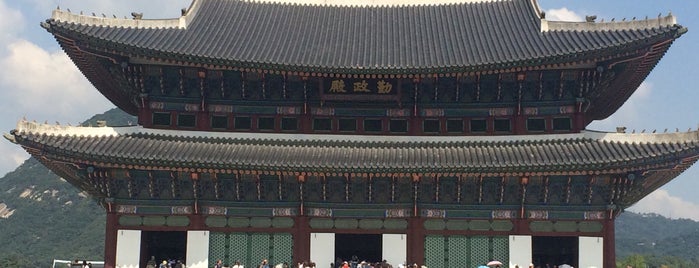 Gyeongbokgung Palace is one of Orte, die Ugur Kagan gefallen.