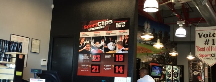 Sport Clips Haircuts of Folsom - Raleys Parkway Center is one of Lieux qui ont plu à Justin.