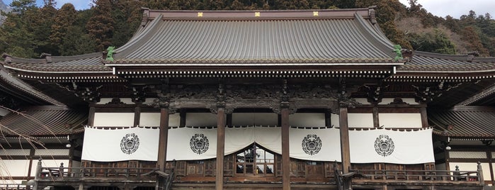 身延山 久遠寺 仏殿 is one of 神社仏閣.