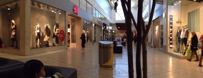Rushmere Shopping Centre is one of Lugares favoritos de Kurtis.