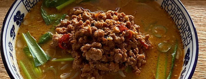 中華ダイニング 新長城 is one of 食べ物.