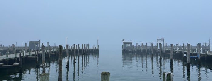 Oakland's Restaurant & Marina is one of Meggie and Johnny.