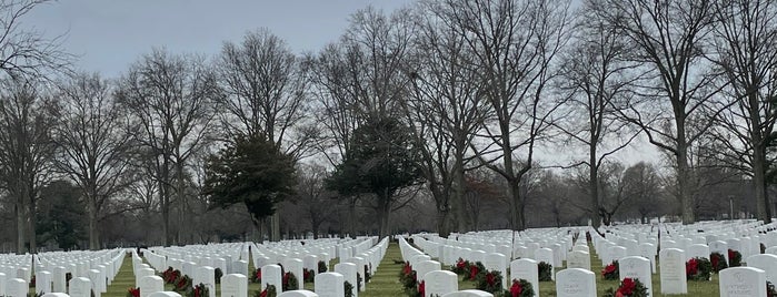 Long Island National Cemetery is one of Lugares favoritos de Carl.