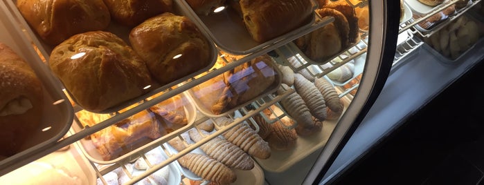 Gigi's Bakery & Cafe is one of Sevi'nin Beğendiği Mekanlar.