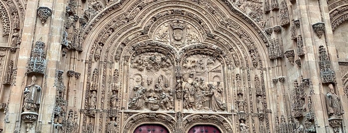 Catedral de Salamanca is one of Hostal Cuzco.