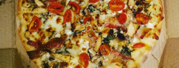 Domino's Pizza is one of สถานที่ที่ Gaia ถูกใจ.
