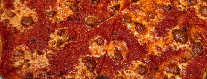 Joe & Pat's Pizzeria and Restaurant is one of Posti che sono piaciuti a Lindsay.