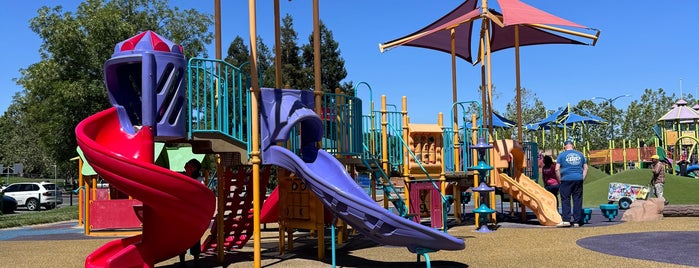 Heather Farm Park Playground is one of Pour Lea.