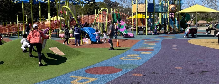 Heather Farm Park Playground is one of Pour Lea.