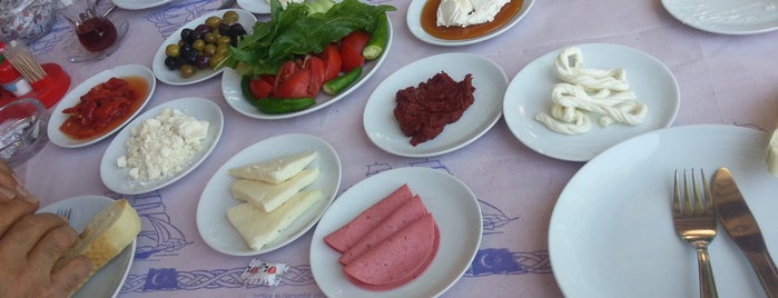 Gökçen Kahvaltı Gözleme ve Izgara is one of Locais curtidos por Melih.