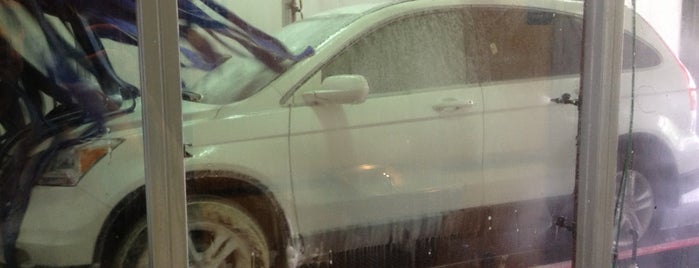 Greenville Car Wash (Simpsonville) is one of Lugares favoritos de Debbie.
