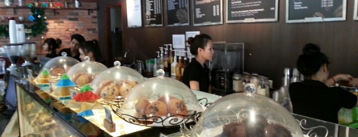 BROWN Coffee and Bakery 57 is one of Tempat yang Disukai Masahiro.