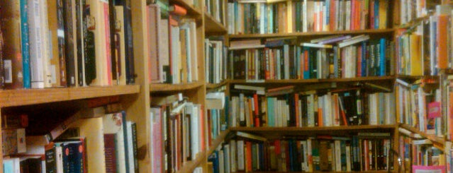 Brused Books is one of Orte, die Charlotte gefallen.